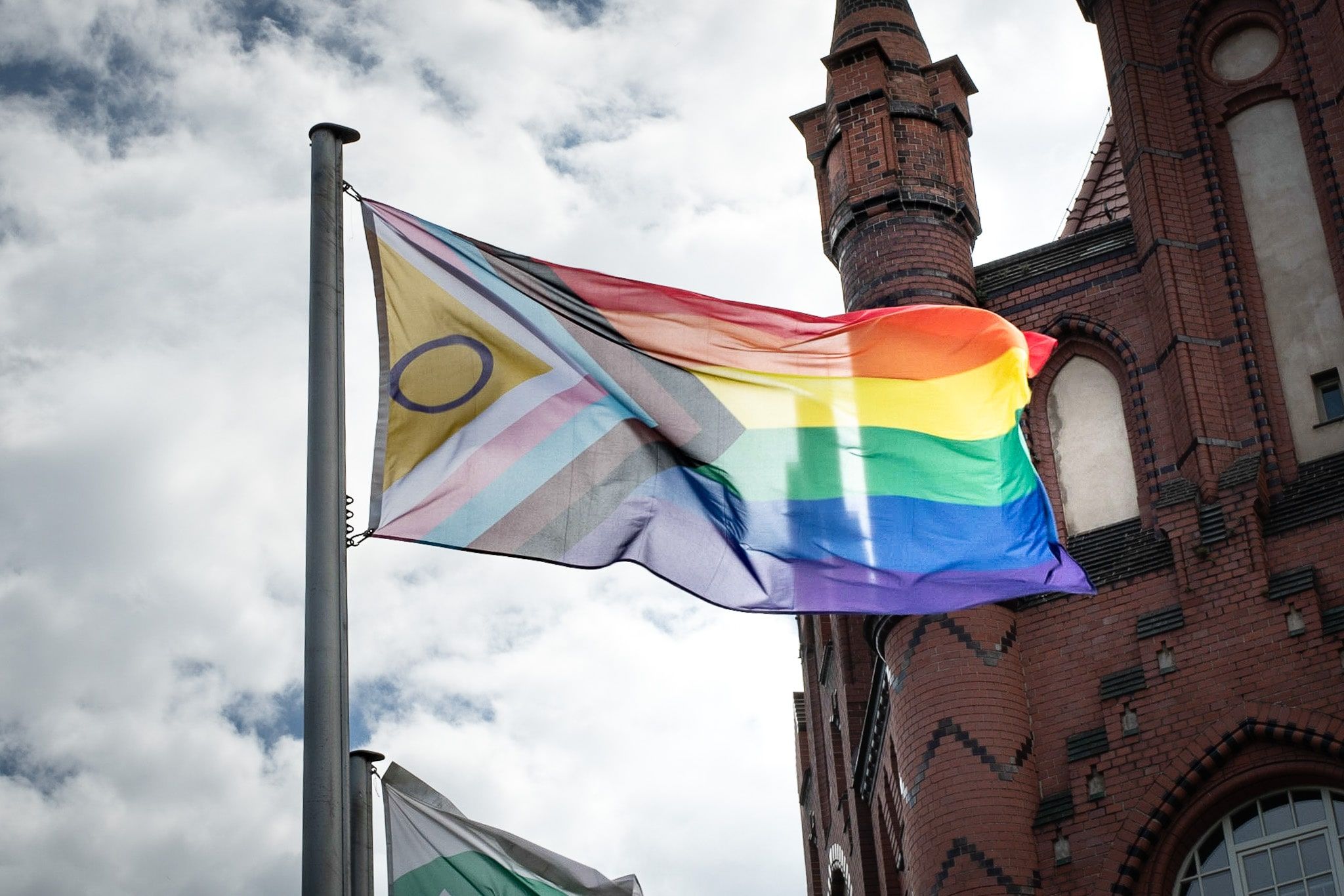 Bild einer Queer-Pride Flagge vor dem Rathaus Lichtenberg