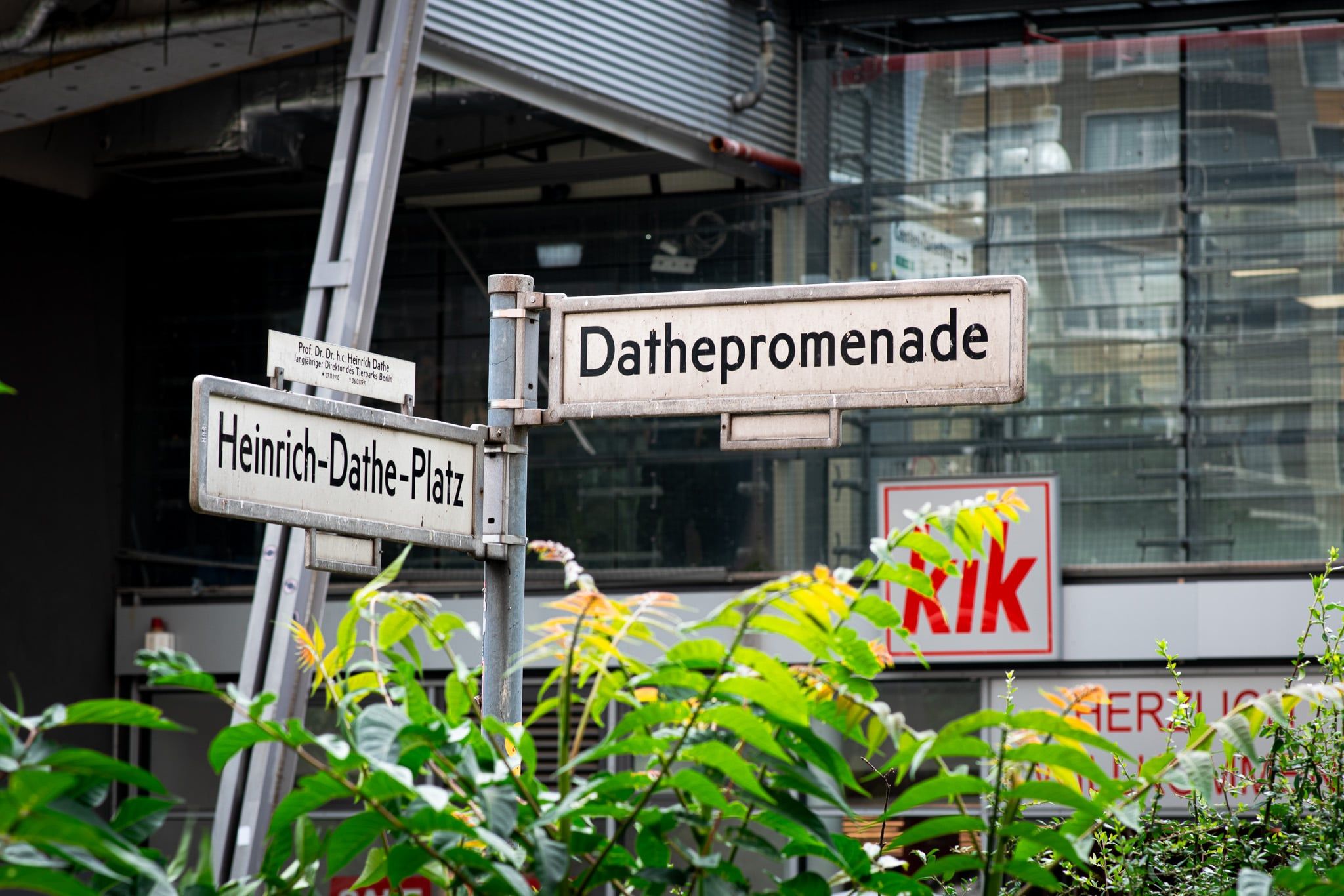 Bild des Straßenschildes zur Dathepromenade vor dem Tierparkcenter in Friedrichsfelde