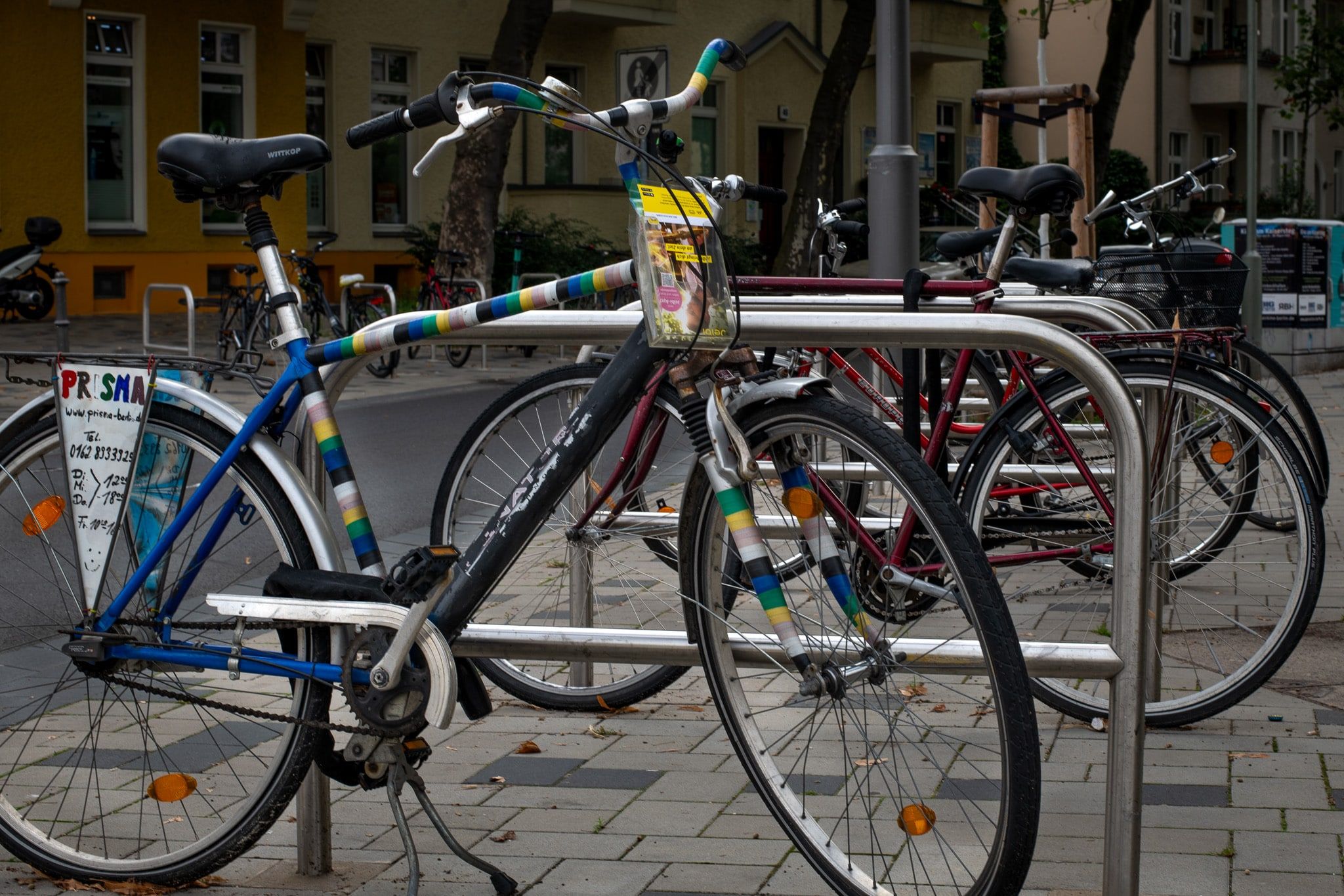 Bild eines Fahrrads, was an einen Fahrradbügel angeschlossen ist.